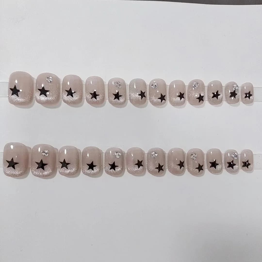 ציפורניים מלאכותיות קצרות עגולות דגם עין חתול וכוכבים, 24 יחידות לשימוש חוזר