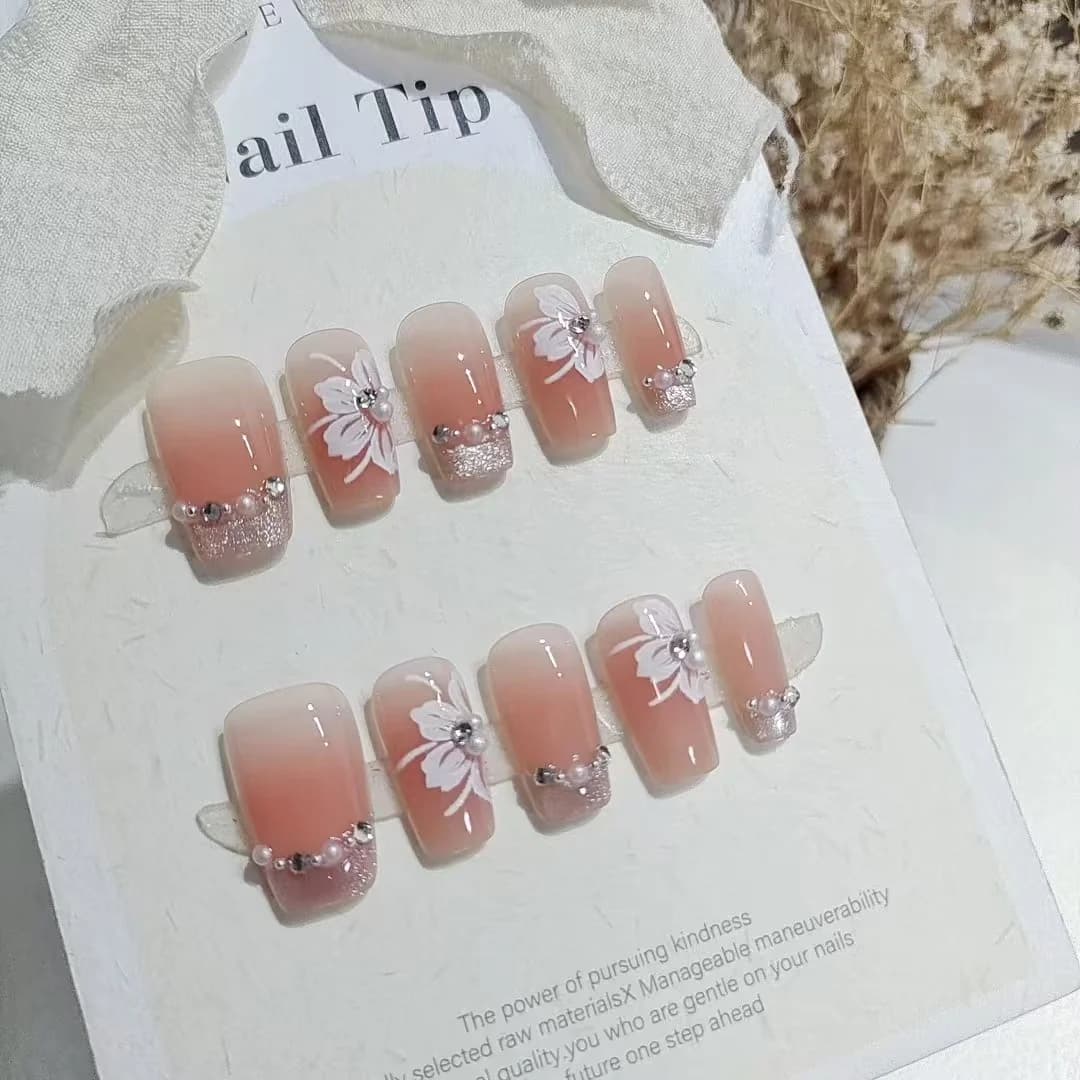 ציפורניים מלאכותיות Cat Eye עם שושן, פנינים ואבני חן