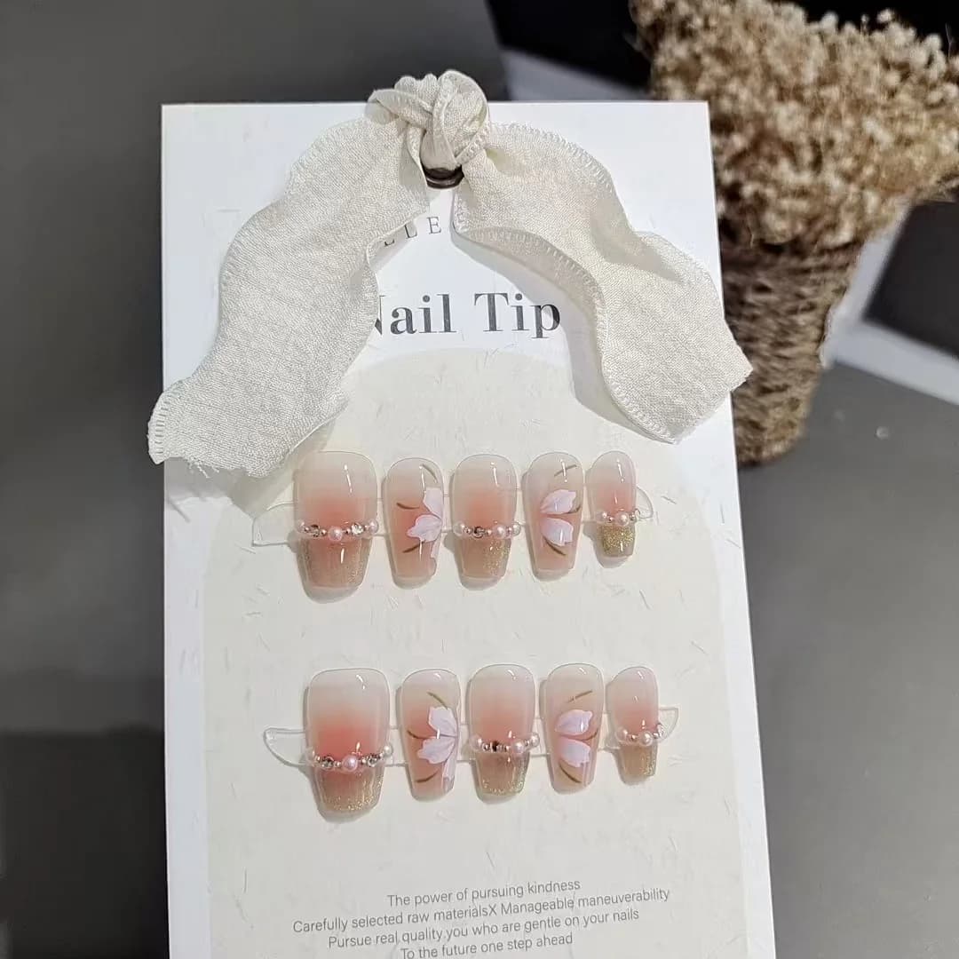 ציפורניים מלאכותיות קצרות מרובעות ירוקות עם אפקט עין חתול ופרחים
