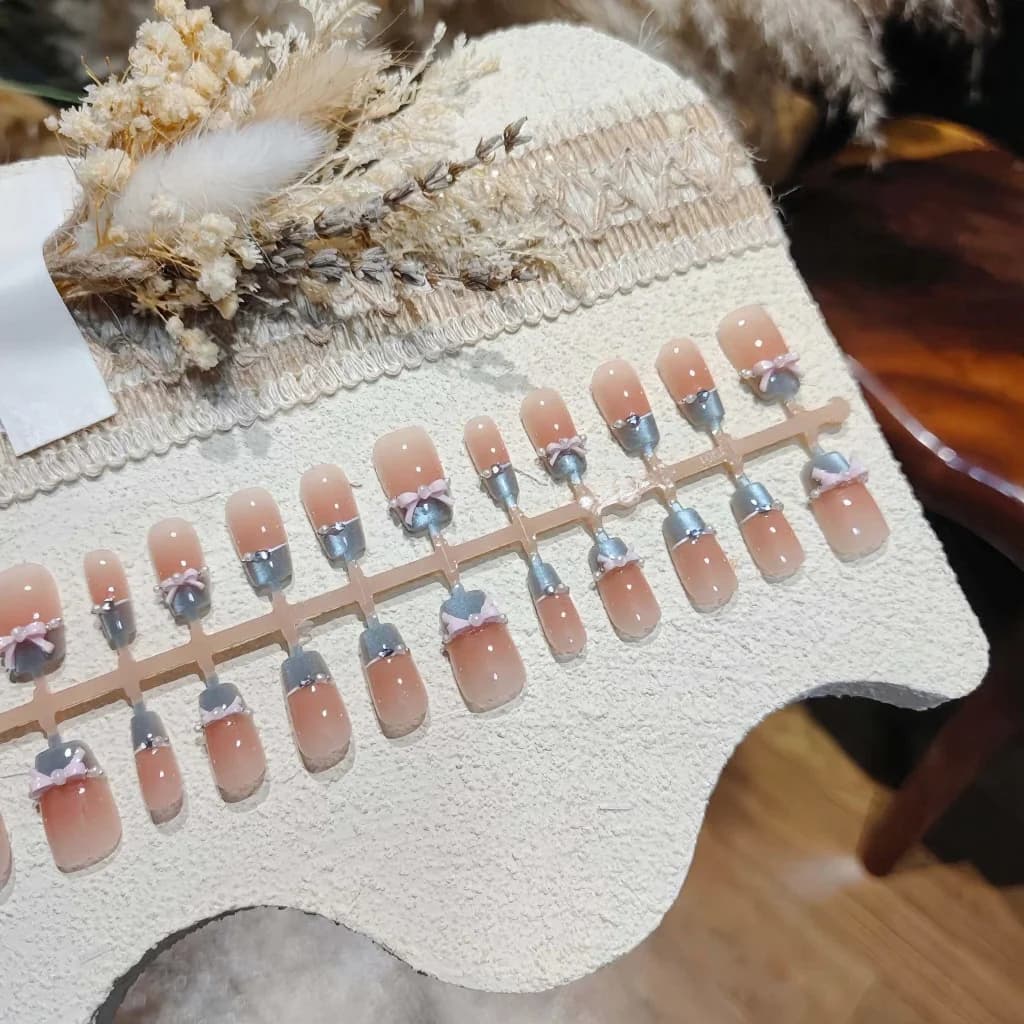 ציפורניים מלאכותיות עם פרפר ורוד, קריסטל כחול וקצה צרפתי עין חתול