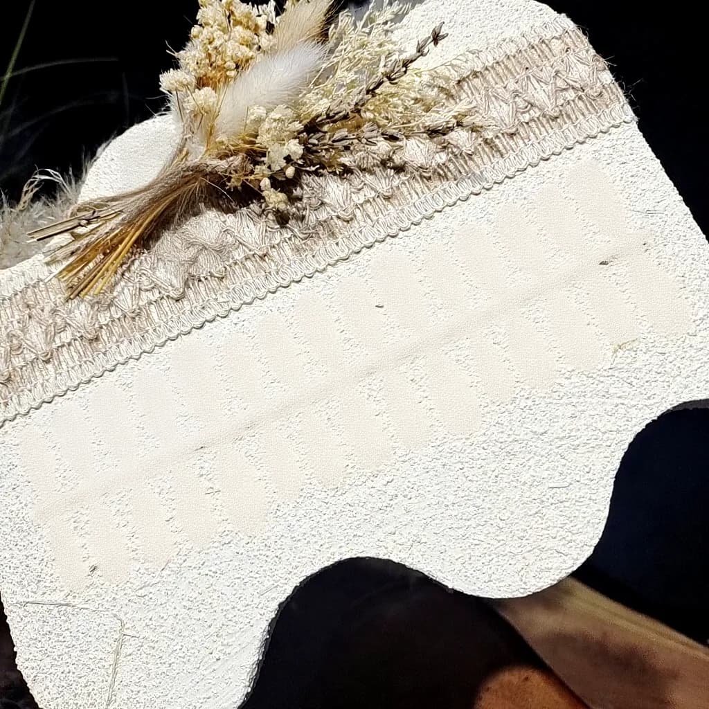 ציפורניים מלאכותיות בצבע ורוד ניוד עם אפקט עין חתול, קשת וחרוזי כוכבים