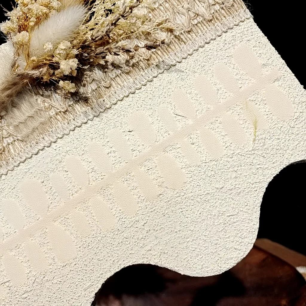 ציפורניים מלאכותיות קצרות ואליפטיות עם טיפ צרפתי, נקודות, חרוזי זכוכית ואפקט עין החתול