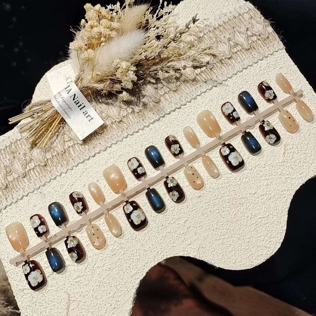 ציפורניים מלאכותיות 'עין החתול' עם חרוזי זכוכית, סגנון סתיו