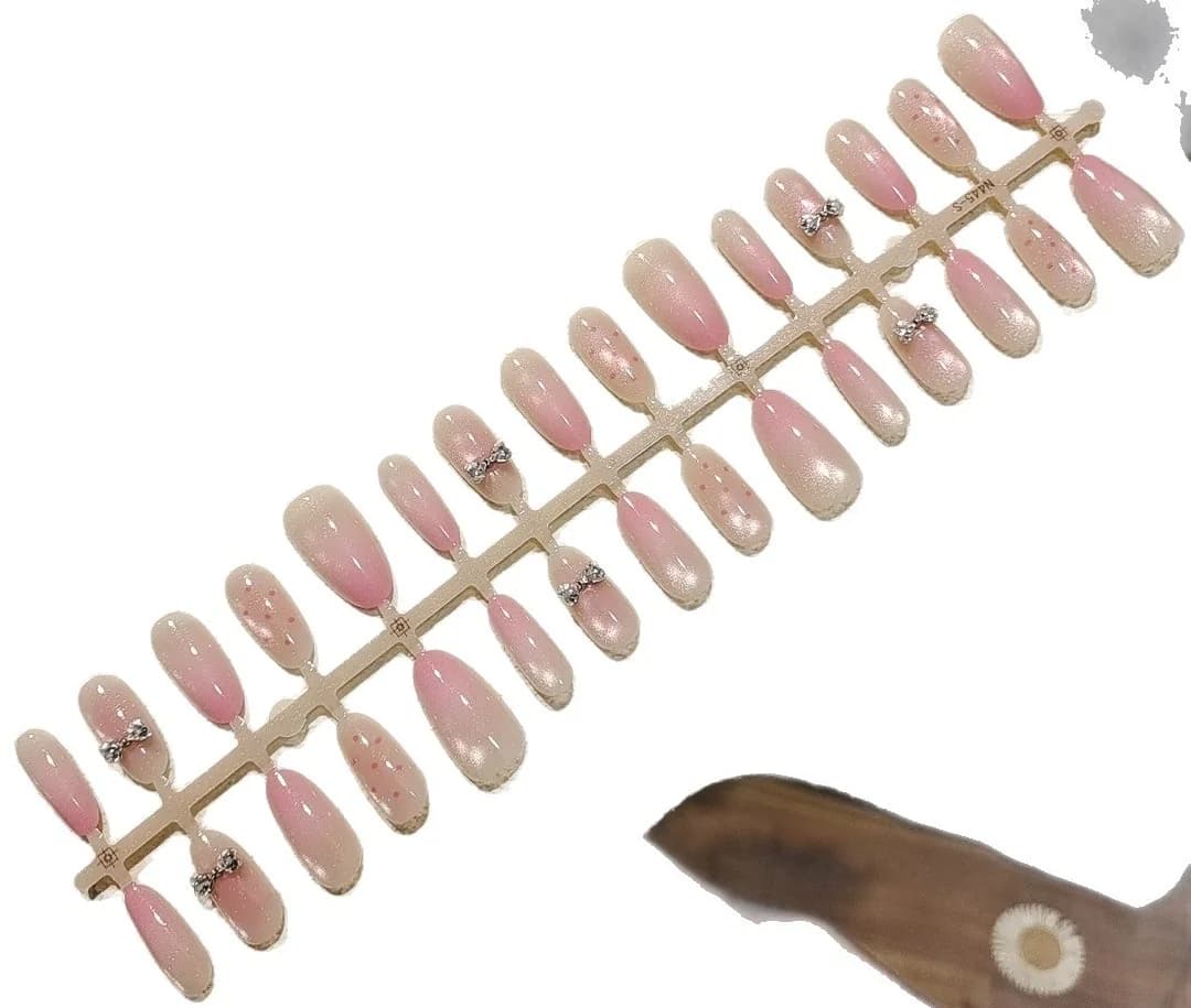 ציפורניים מלאכותיות ורודות עין חתול עם קשת וחרוזי זכוכית