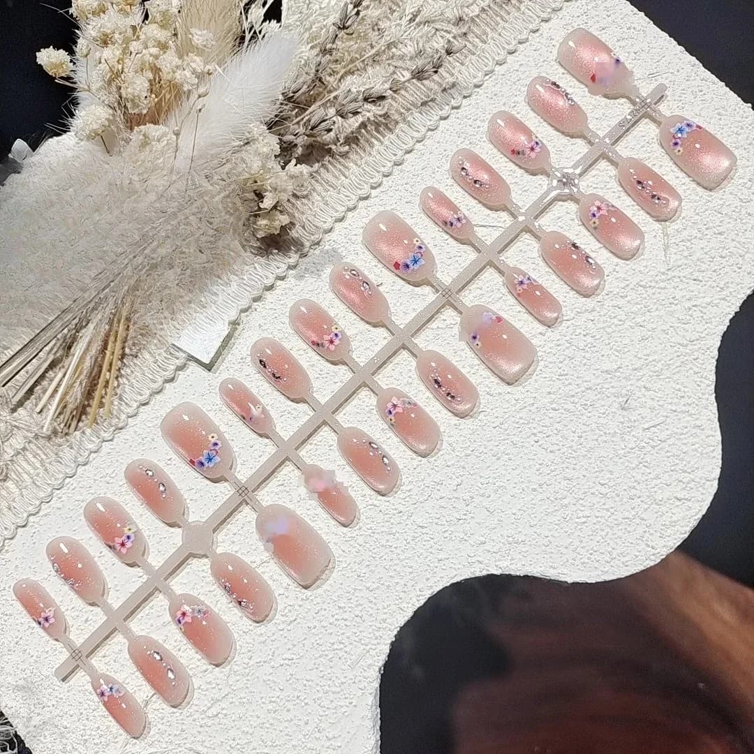 ציפורניים מלאכותיות דגם עין החתול עם פריחת הדובדבן ואבני חן