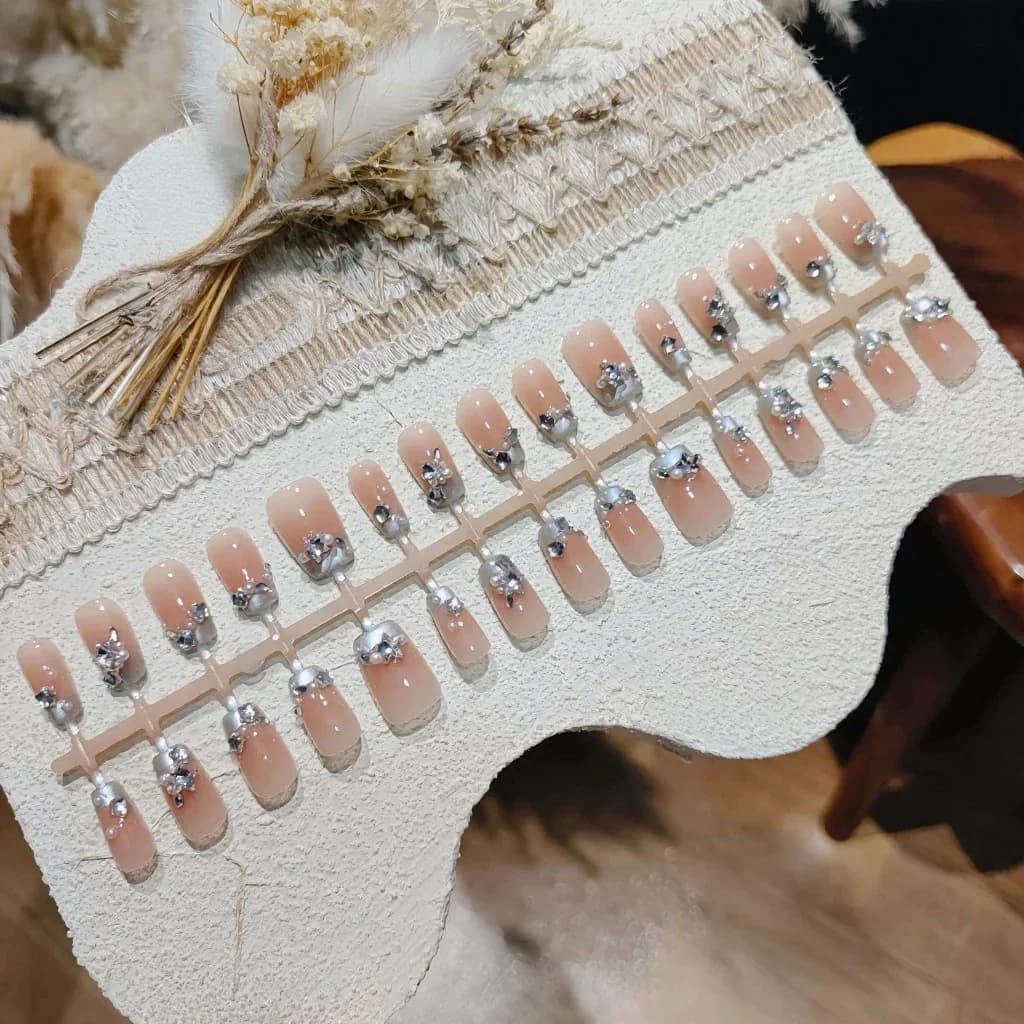 ציפורניים מלאכותיות כחולות עם קצה פרנץ', פנינים ואבני חן