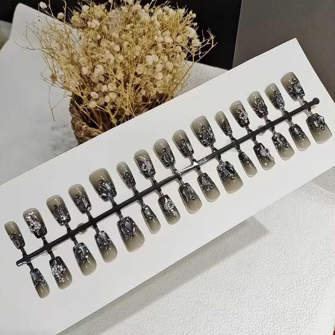 ציפורניים מדבקות נחש שחור עם נצנצים, צורה קצרה ומרובעת, 30 יחידות