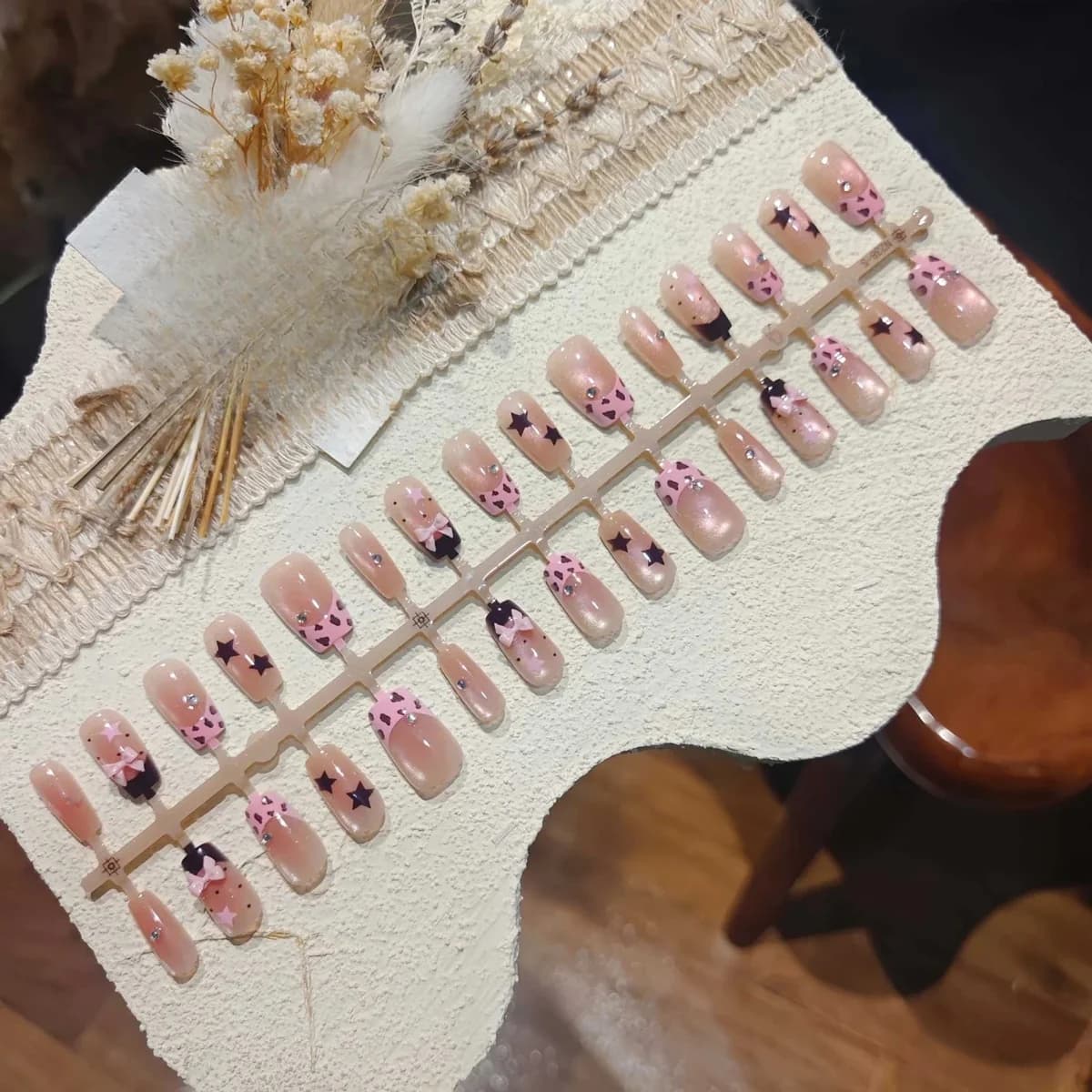 ציפורניים מלאכותיות קצרות בצורת קופין, ורוד נמר עם אפקט עין חתול