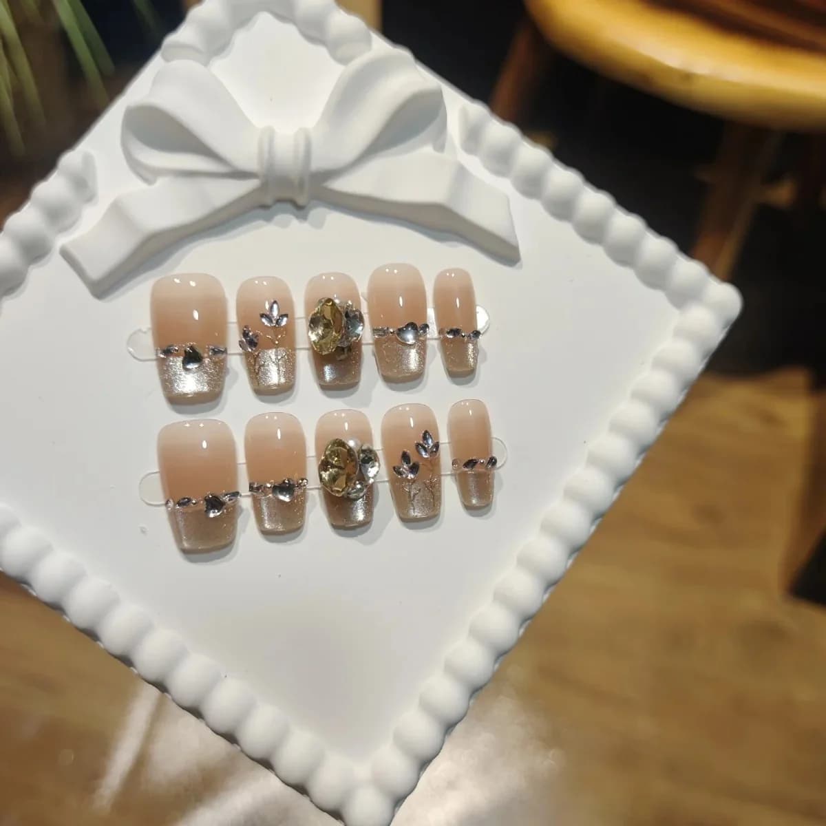 ציפורניים מלאכותיות קצרות בצורת Coffin עם נצנצים, פרחי ורד ואבני חן