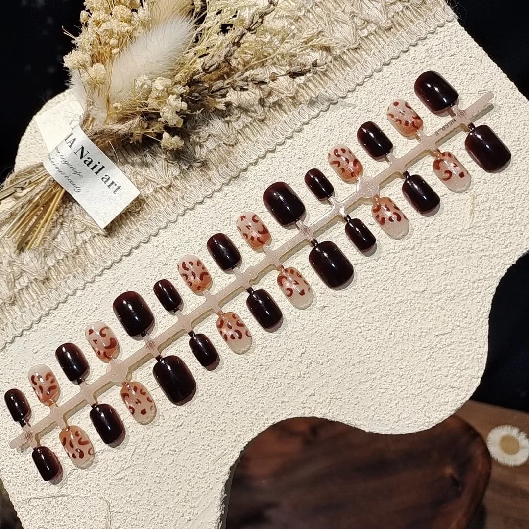 ציפורניים מלאכותיות קצרות מרובעות, הדפס נמר ערמוני, עין חתול, חום סתווי