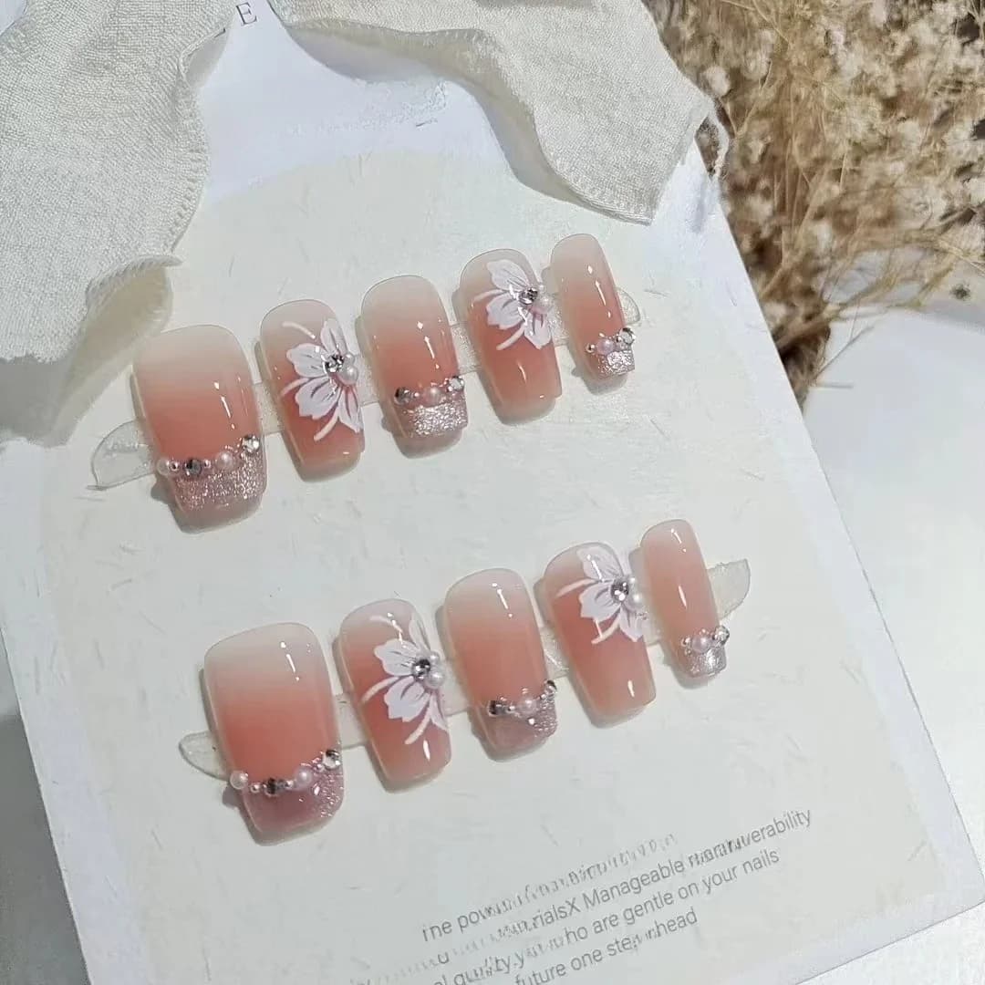 ציפורניים מלאכותיות עין חתול עם שושן, פנינים ואבני חן