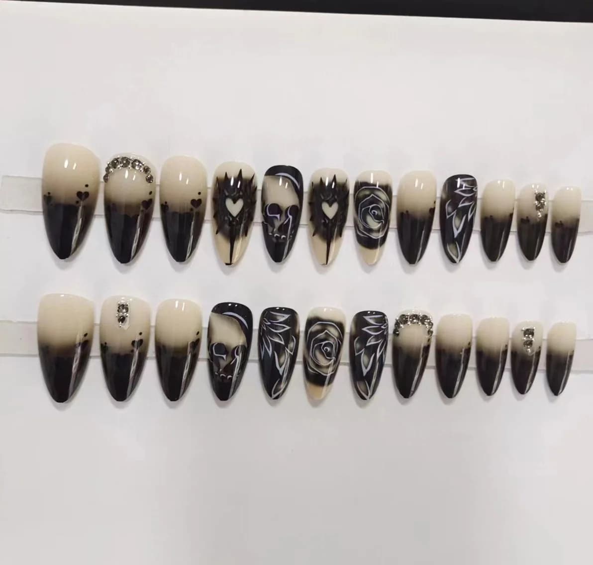 ציפורניים מלאכותיות ארוכות מחודדות, סגנון גותי, גולגולת האלווין