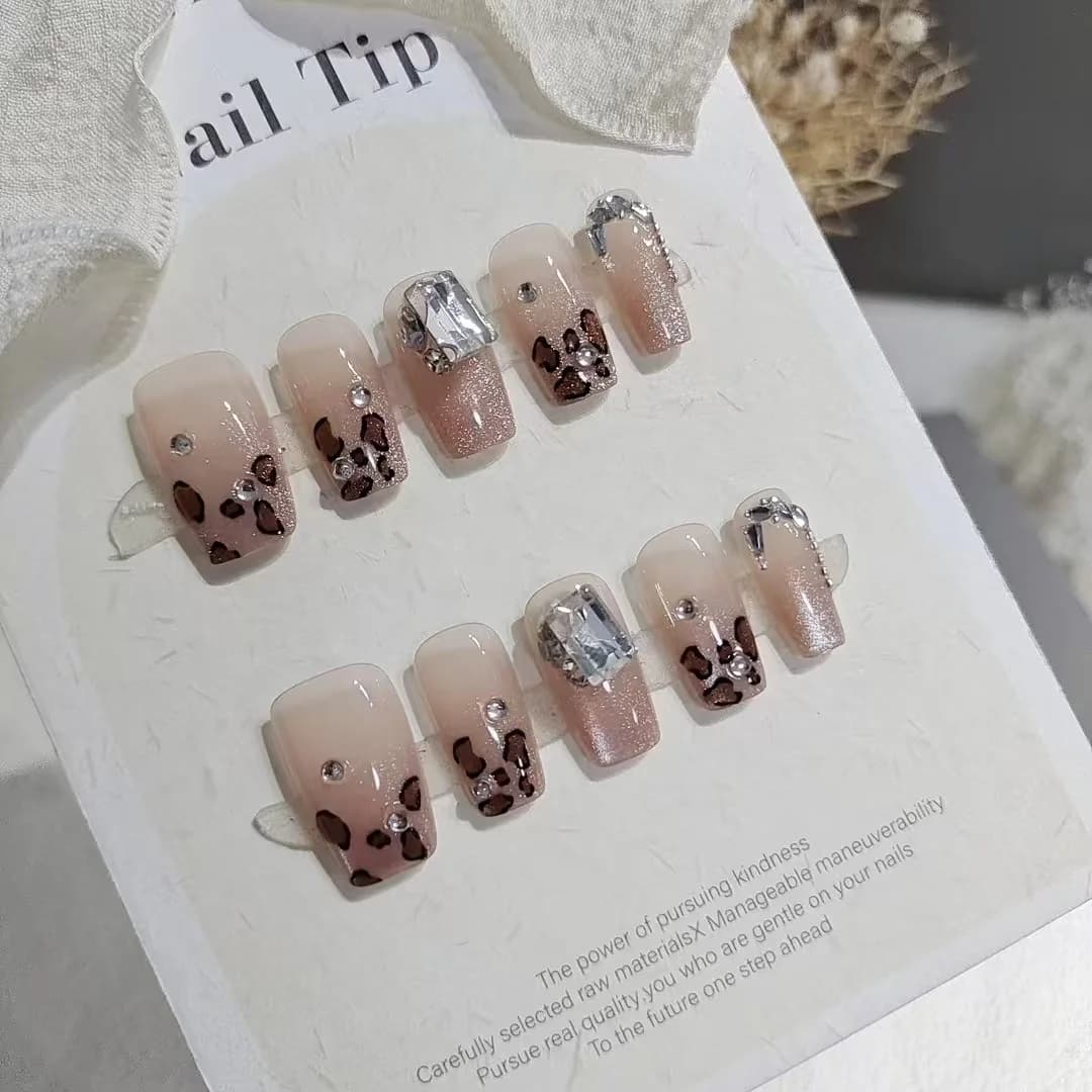 ציפורניים מלאכותיות קצרות בצורת קופין, הדפס נמר ויהלומים