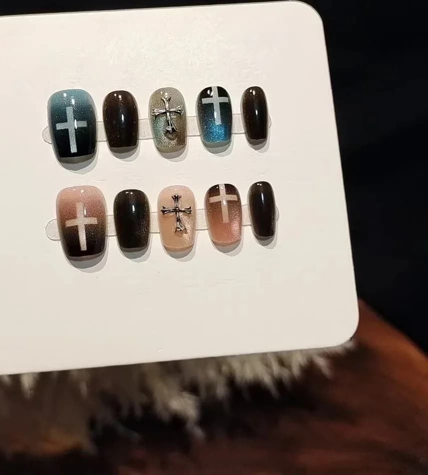 ציפורניים מלאכותיות כחול-ורוד Cat Eye עם חרוזי זכוכית ועיצוב צלב