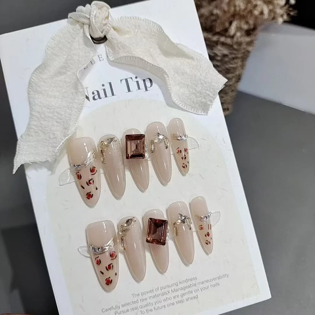 ציפורניים מלאכותיות הדפס נמר עם אבני חן, צורת סטילטו ארוכה