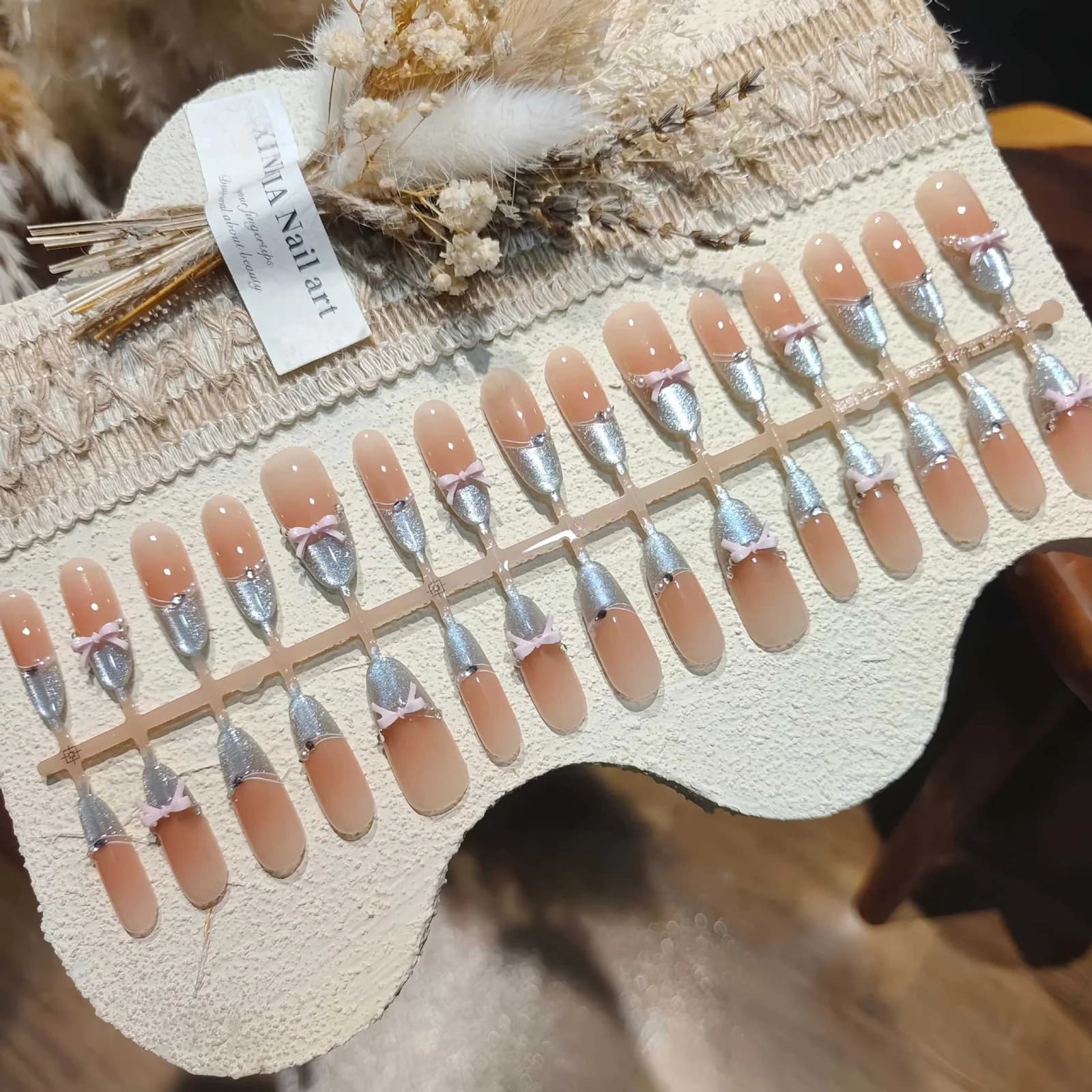 ציפורניים מלאכותיות בסגנון בלט עם קשת וטיפ צרפתי משובץ קריסטל