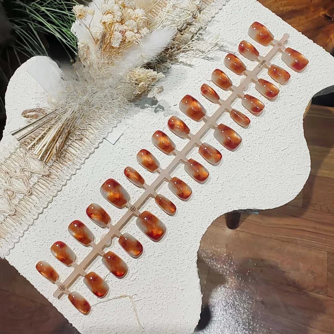 ציפורניים מלאכותיות קצרות בצורת קוף ובאלרינה עם אפקט עין חתול אמבר