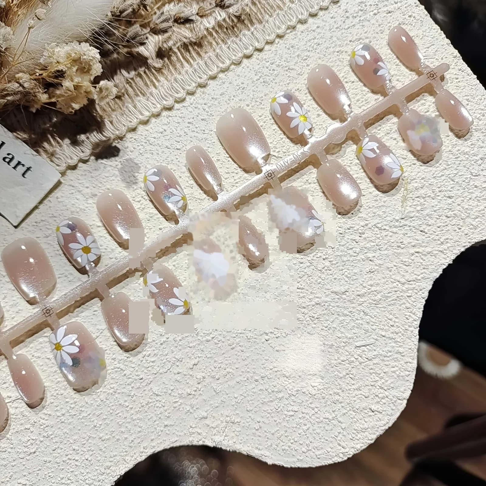 ציפורניים מלאכותיות קצרות בצורת בלרינה, דוגמת חרצית ורודה ואפקט עין החתול