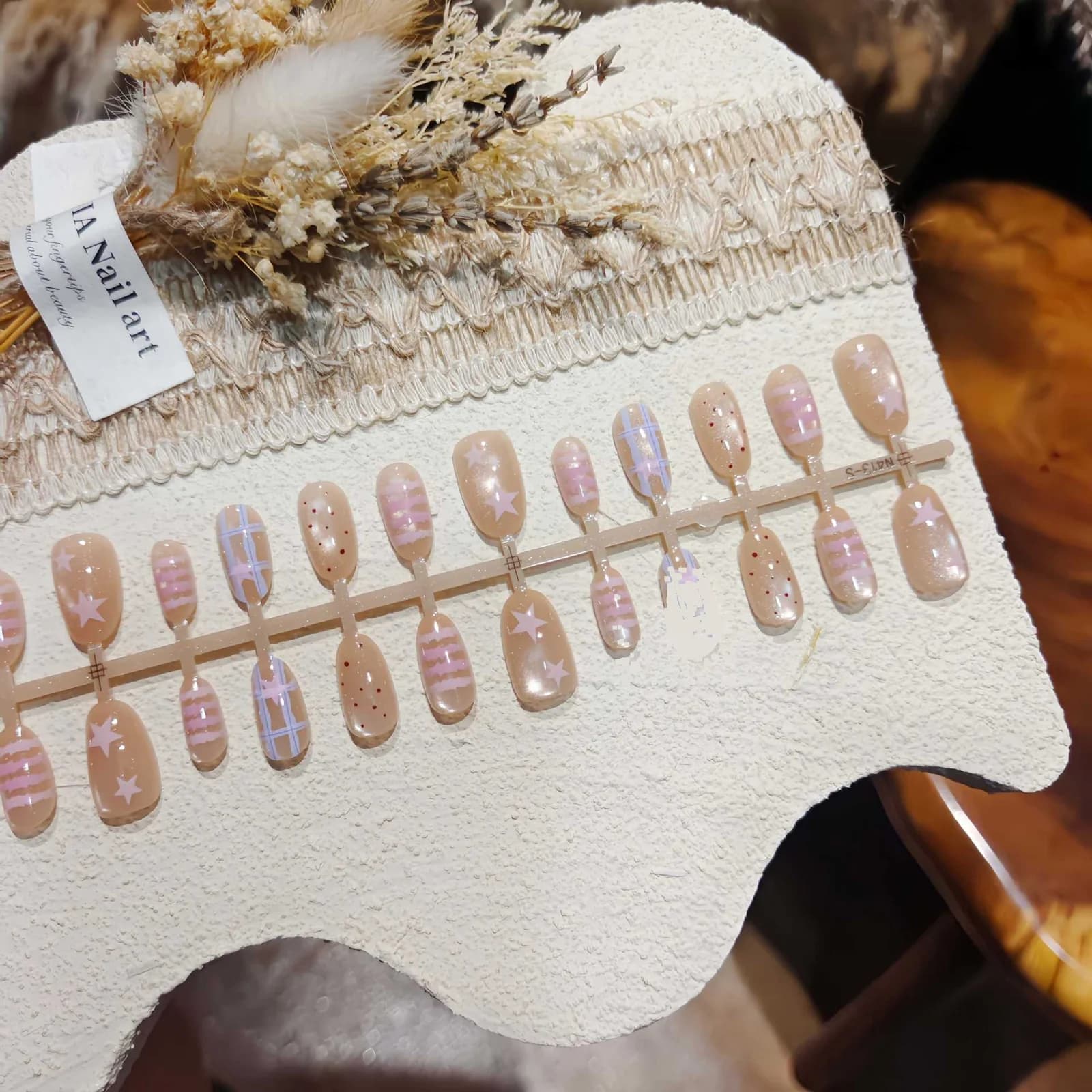 ציפורניים מלאכותיות קצרות אליפטיות עם דוגמת כוכבים ונקודות