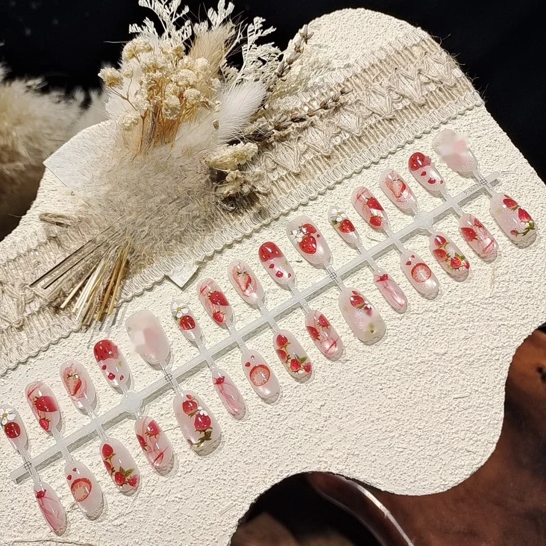 ציפורניים מלאכותיות בינוניות בצורת אליפסה עם הדפס תותים, מודבקות מראש