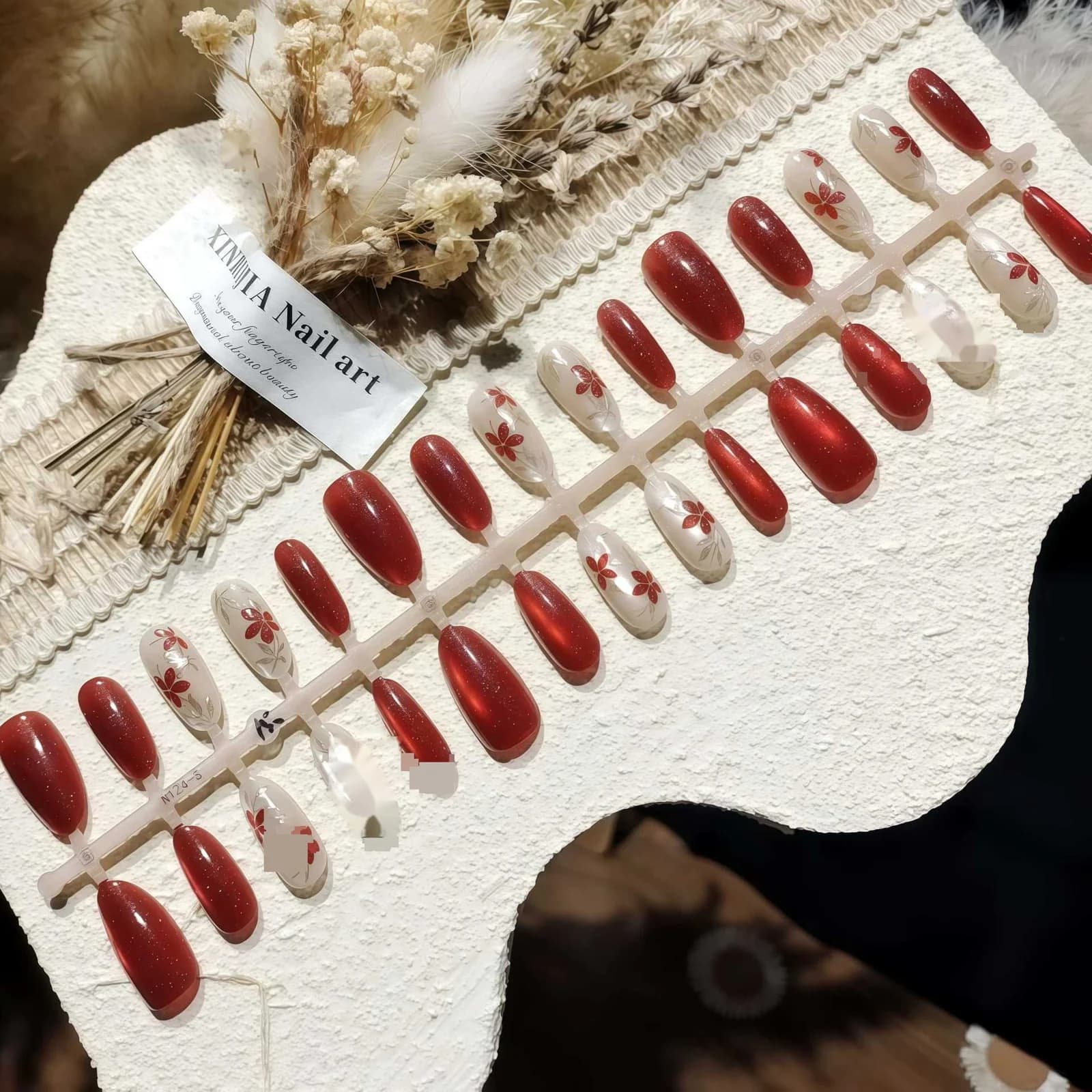 ציפורניים מלאכותיות עין חתול, אובליות בינוניות, גרדיאנט שזיף אדום ונצנצים