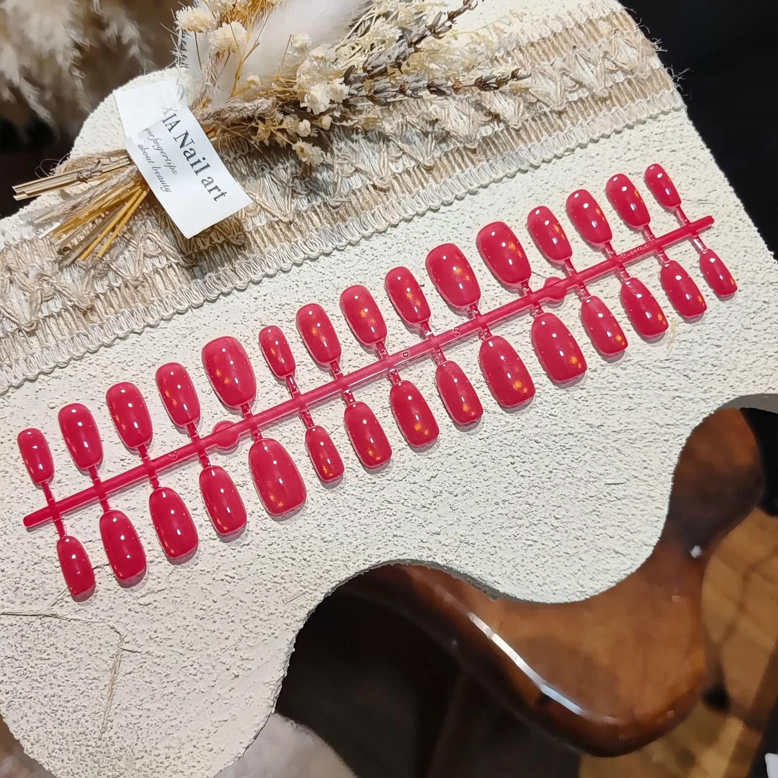 ציפורניים מלאכותיות עם חרוזי זכוכית ואפקט עין חתול, מודבקות מראש
