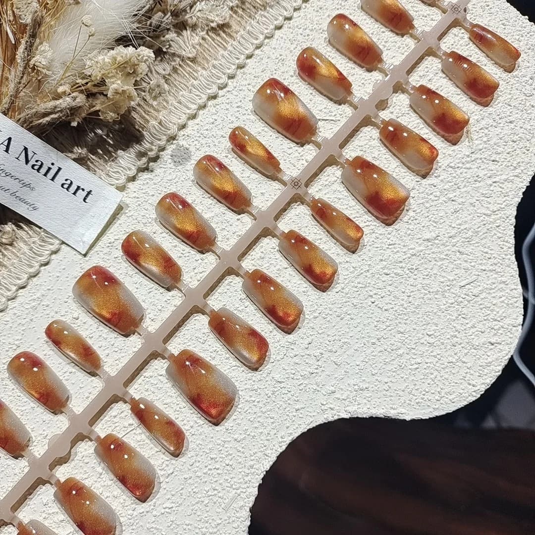 ציפורניים מלאכותיות קצרות בצורת קוף ובאלרינה עם אפקט עין חתול אמבר