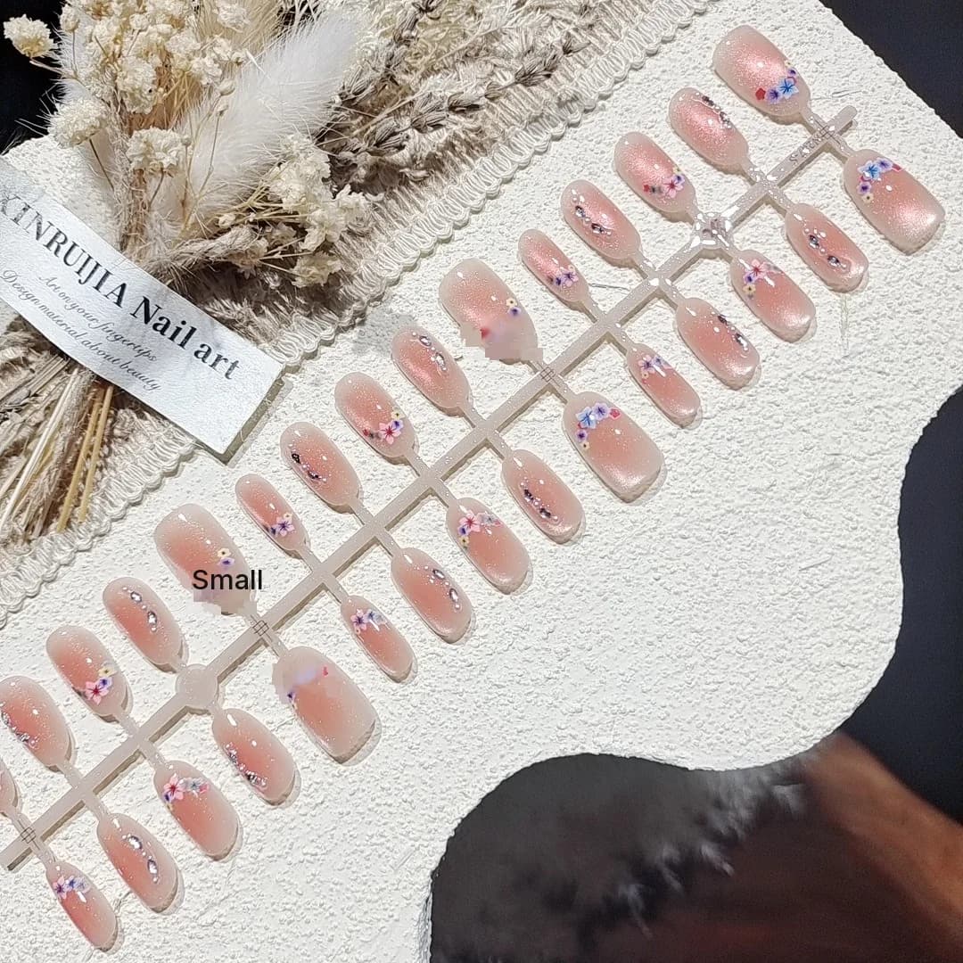 ציפורניים מלאכותיות דגם עין החתול עם פריחת הדובדבן ואבני חן