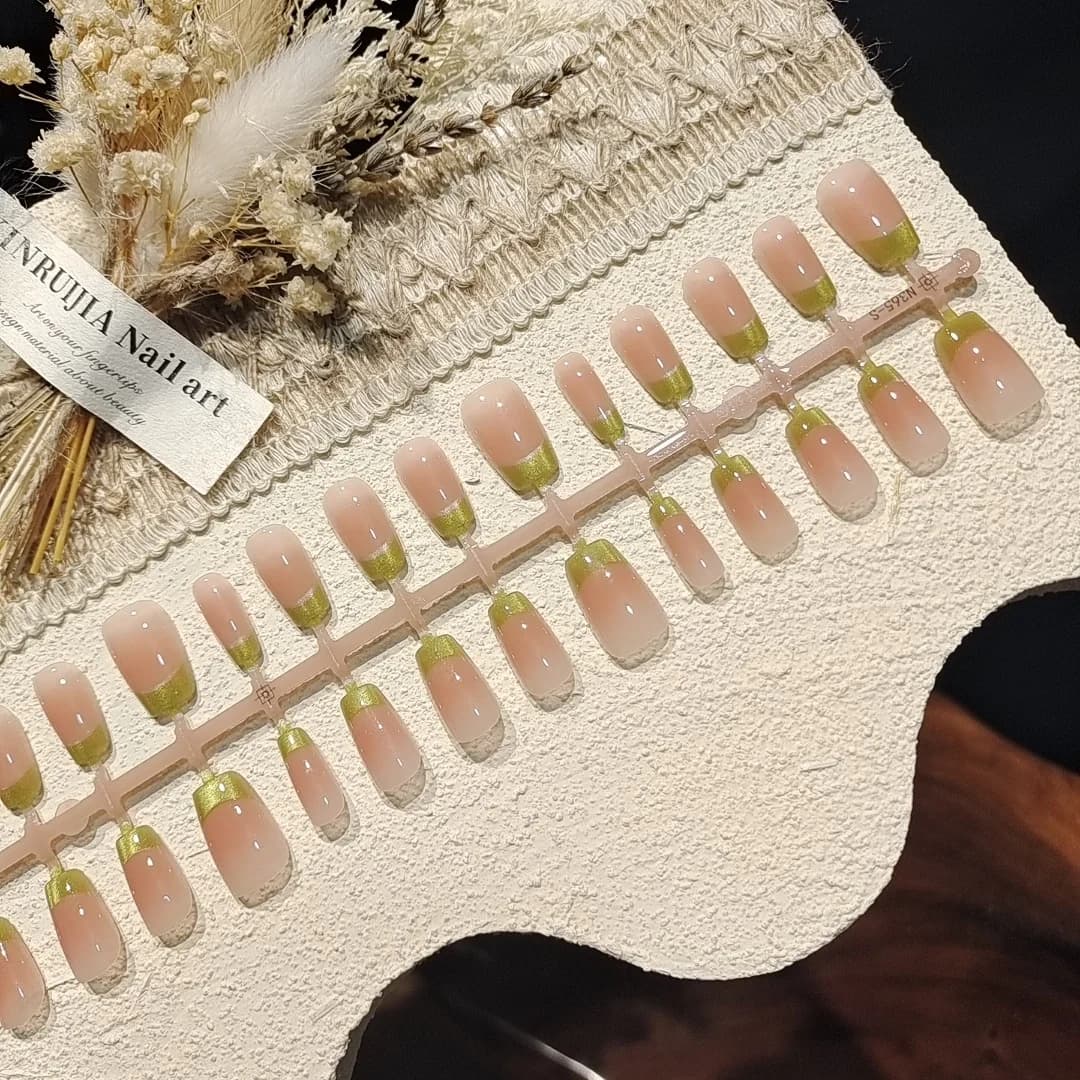 סט מניקור ציפורניים מלאכותיות ירוקות עם טיפ צרפתי, עין חתול ונצנצים