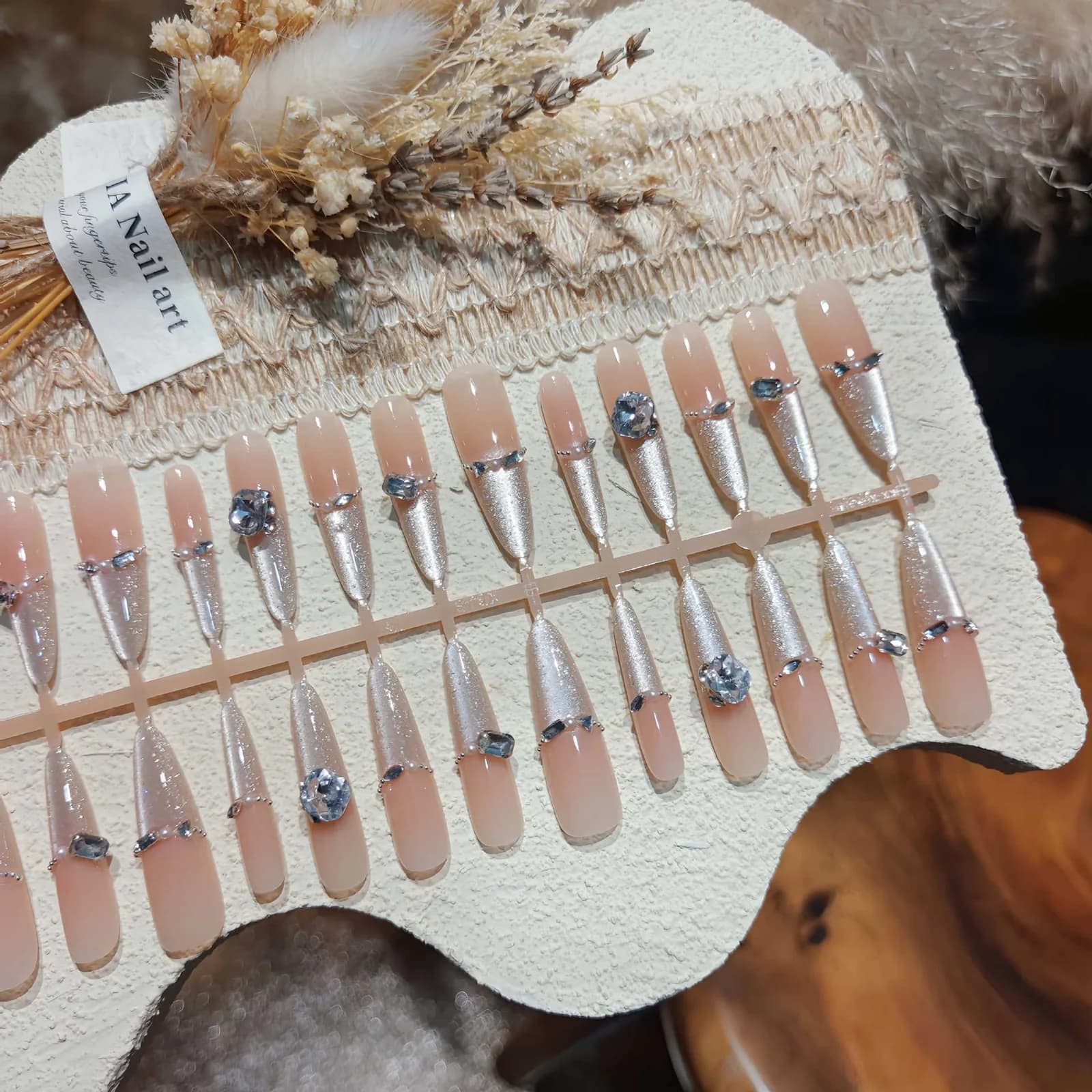 סט מניקור ציפורניים מלאכותיות עם אבני חן, גימור פנינתי ואפקט עין חתול