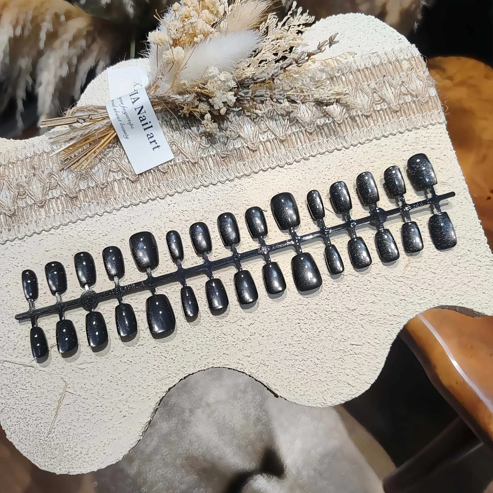 ציפורניים מלאכותיות קצרות בצורת בלרינה, אפקט עין חתול שחור עם נצנצים