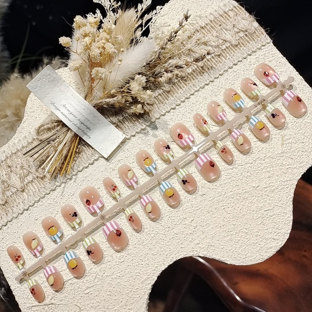 ציפורניים מלאכותיות קצרות בסגנון בלרינה עם אפקט עין חתול, סגנון ממתקים ואבני חן