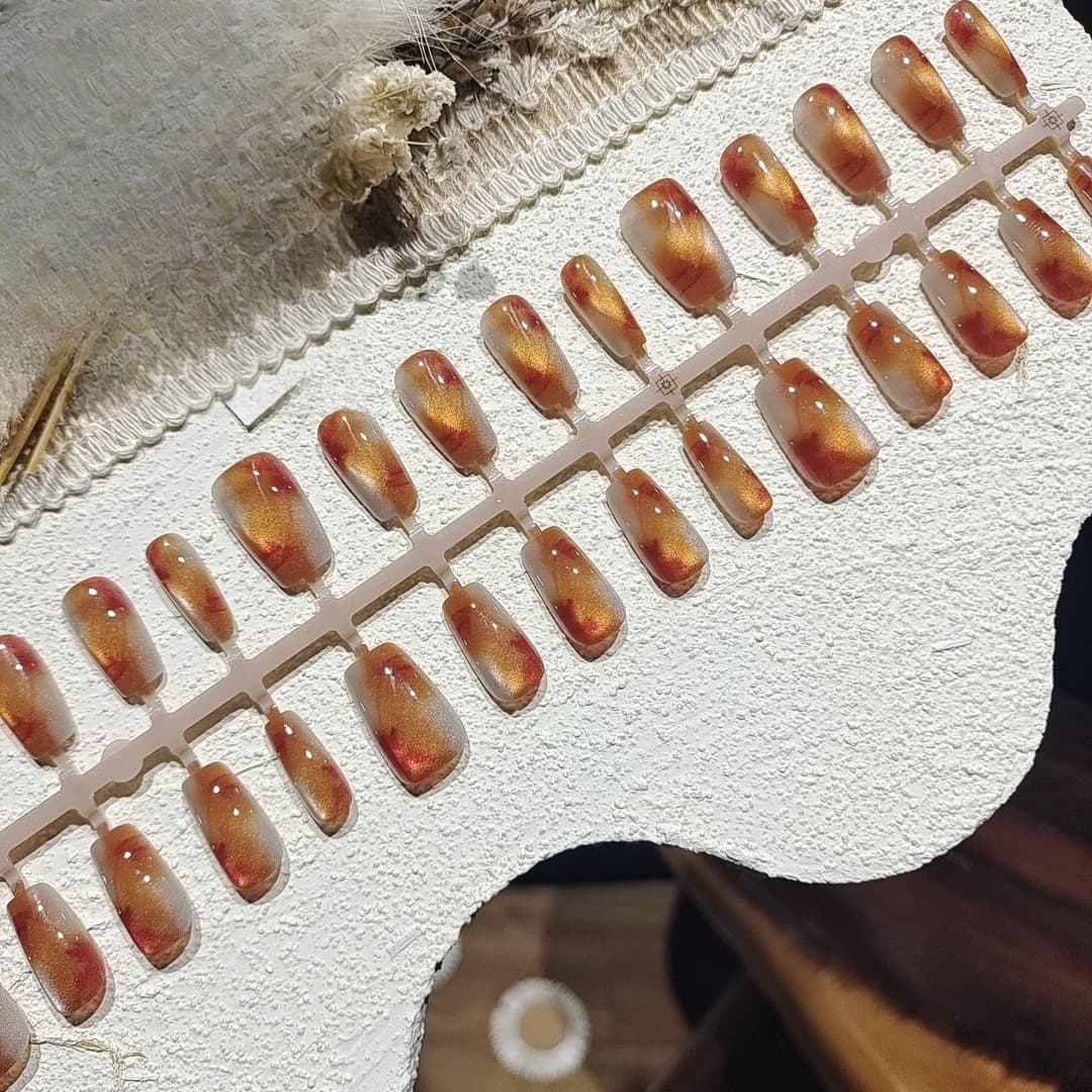 ציפורניים מלאכותיות קצרות בצורת קוף ובאלרינה עם אפקט עין חתול אמבר