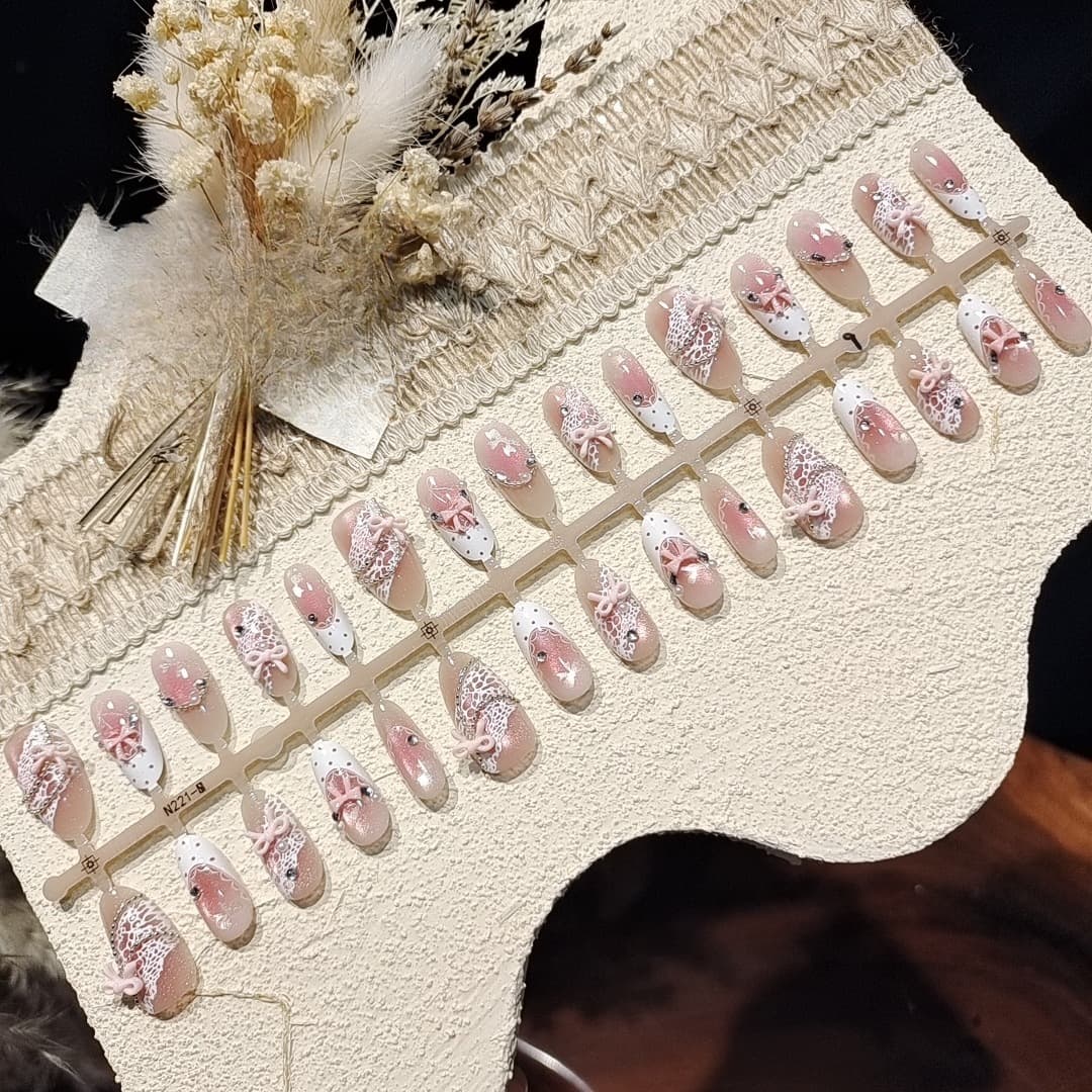 ציפורניים מלאכותיות סאטן ורוד עם אפקט עין חתול, קשת ואבני חן