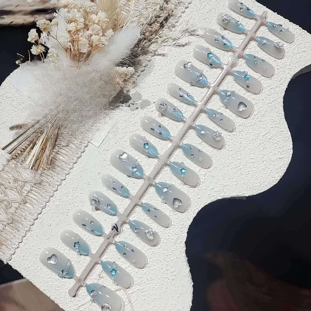 ציפורניים מלאכותיות כחולות עם מעבר גוונים, אפקט עין חתול ואבני חן