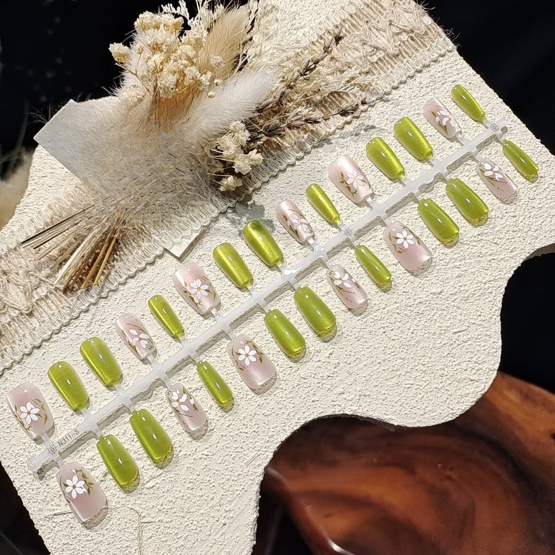 ציפורניים מלאכותיות ירוקות בעין חתול, קצה מרובע קצר, סט מניקור עם דבק מוכן