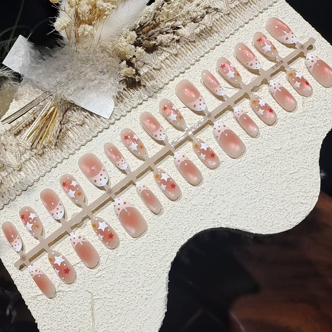 ציפורניים מלאכותיות מדבקות בסגנון עין חתול עם חרוזי זכוכית, בינוניות אובליות